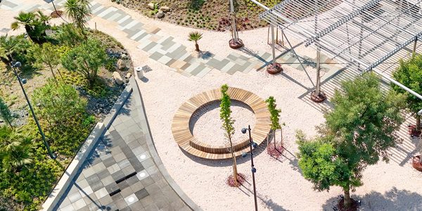 Parco urbano con pergola e alberature, vista aerea