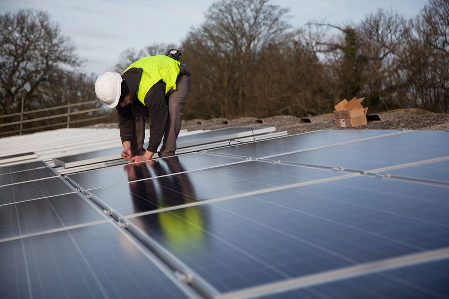 Installazione di pannelli fotovoltaici sul tetto di un fabbricato agricolo