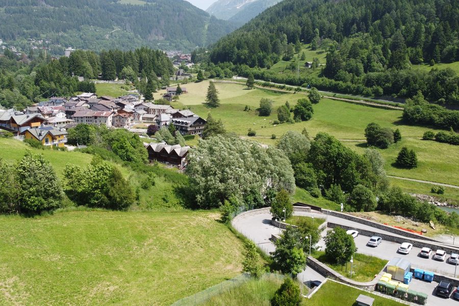 Prati e villaggio di Temù dall'alto